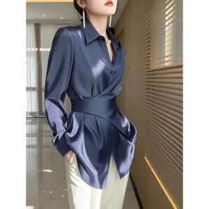 Chemise en satin bleu